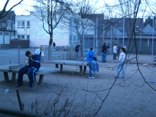 Bild: Heranwachsende auf dem Bolzplatz Roßbachstraße