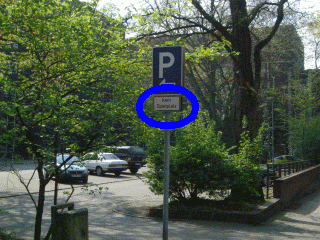 Bild: Verbotsschild am Parkplatz des Rathauses