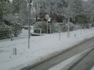 Bild: Schnee auf dem öffentlichen Gehweg vor dem Spielplatz Roßbachstraße