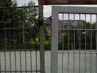 verzogene Tür am Bolzplatz Vennepoth