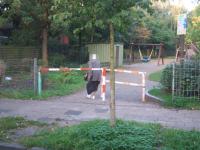 Rentnerin mit zwei leeren Beuteln betritt den Spielplatz Roßbachstraße