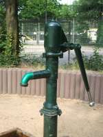 Grüne Wasserpumpe auf dem Spielplatz Roßbachstraße