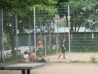 Jugendliche bolzen sonntags am Spielplatz Roßbachstraße