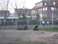 Jugendliche bolzen am Spielplatz Roßbachstraße