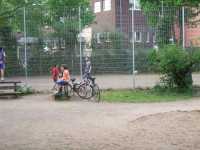 Jugendliche und Kinder bolzen auf dem Bolzplatz und auf dem Ersatz-Spielfeld